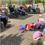 Nonni e bambini si incontrano